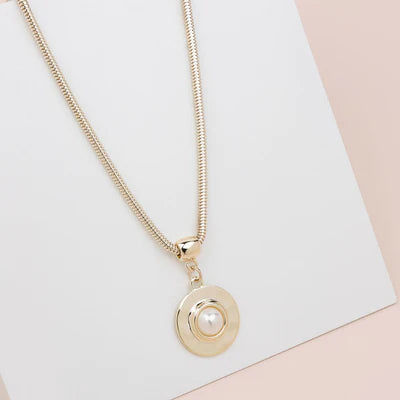 Short Pendant with Pearl Disc