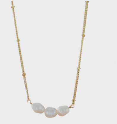 Lilly Pearl Necklace